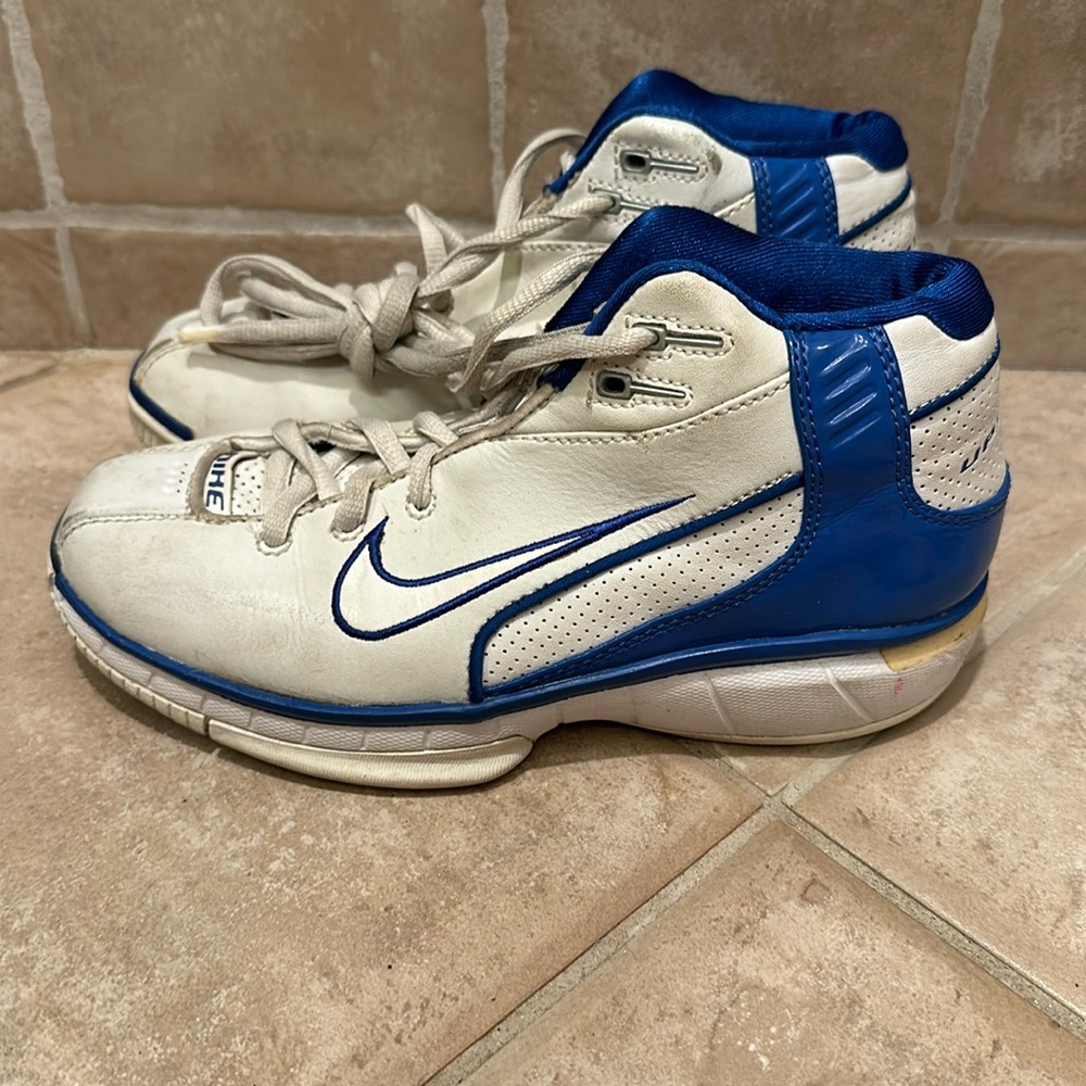 Nike Up Tempo high top basketball sneaker shoe. Size 3.5Y.
